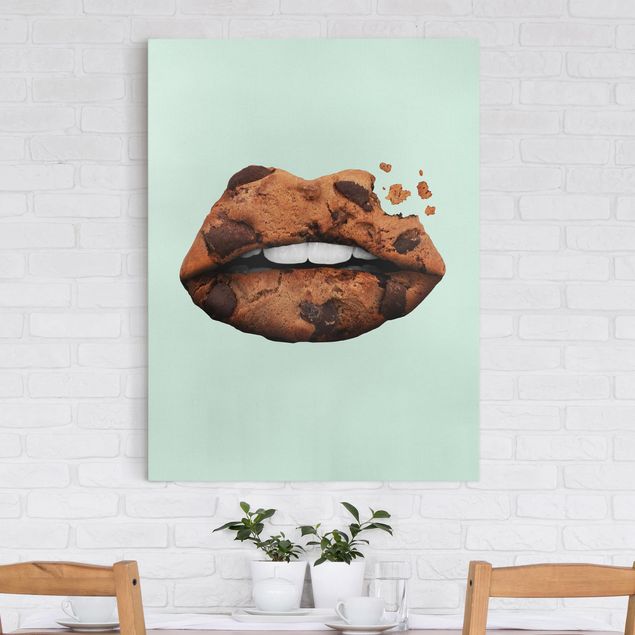 Kitchen Lips With Biscuit