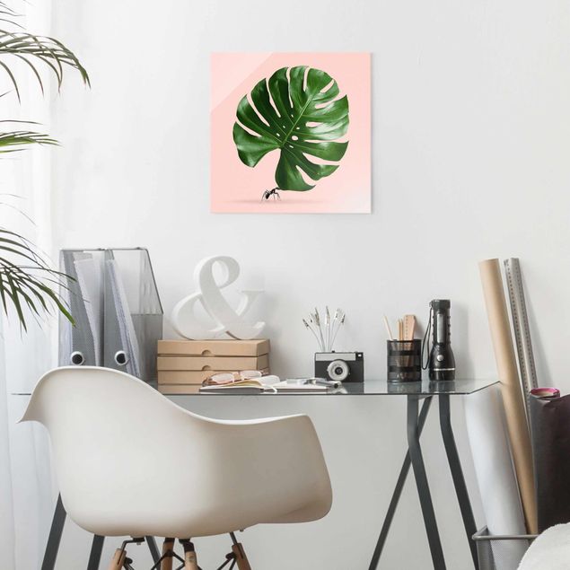 Glass prints flower Ant With Monstera Leaf