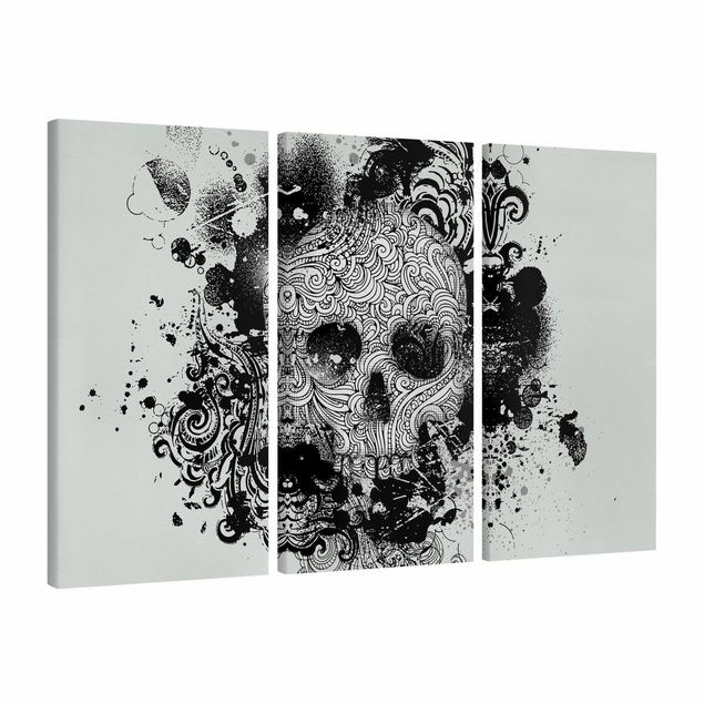 Street artist prints Skull